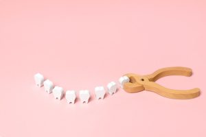 an image of extracted wisdom tooth healing with a wooden scissors on the right side