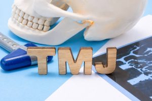 Diagram of the jaw joint for the blog “TMJ Disorder,” showing common signs, causes, and treatment options.